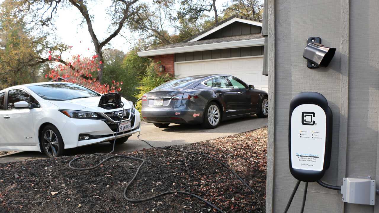 clippercreek-hcs-d40p-plug-in-dual-charging-station